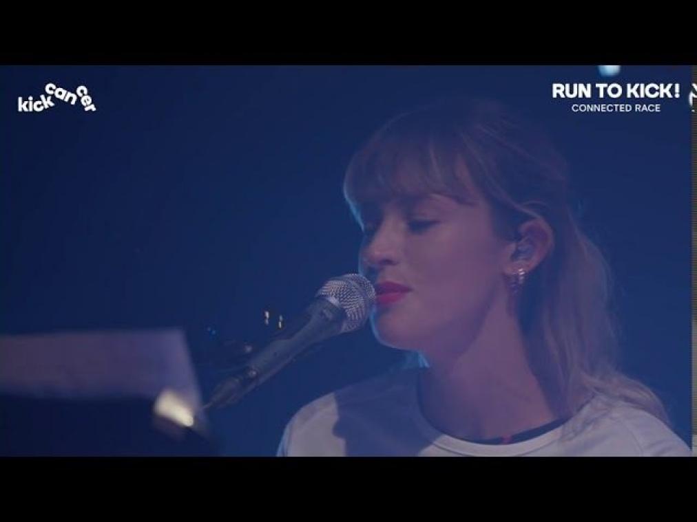 Dit is wat er gebeurt als Angèle een nummer van Guns N'Roses covert (video)