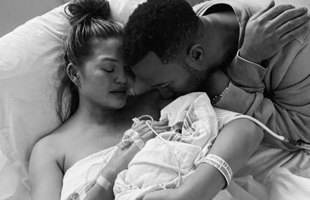 Chrissy Teigen verliest baby en deelt hartverscheurende foto's: "Het spijt me, Jack"