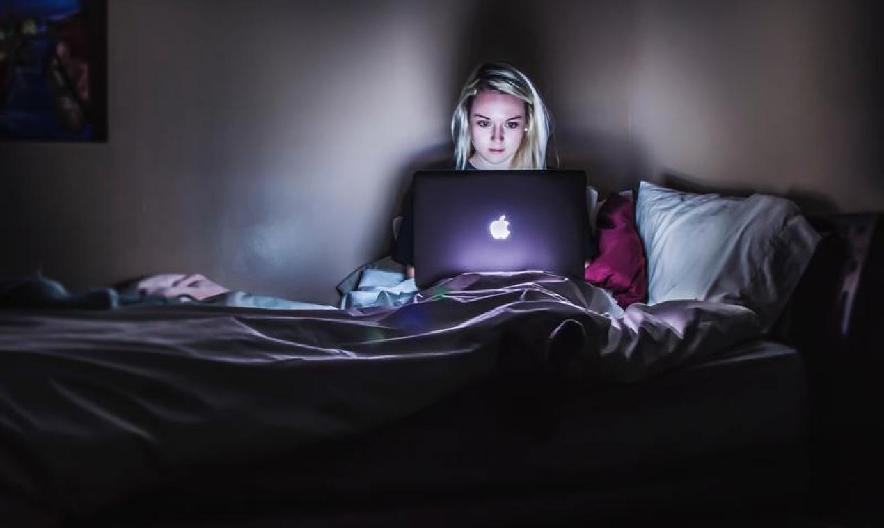 Meer schermtijd = meer online pesten