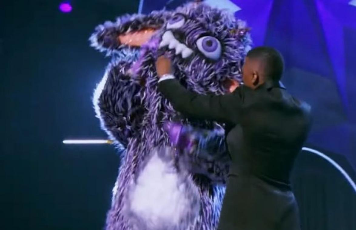 OH NEE! 'The Masked Singer'-deelnemer zet masker te vroeg af (video)