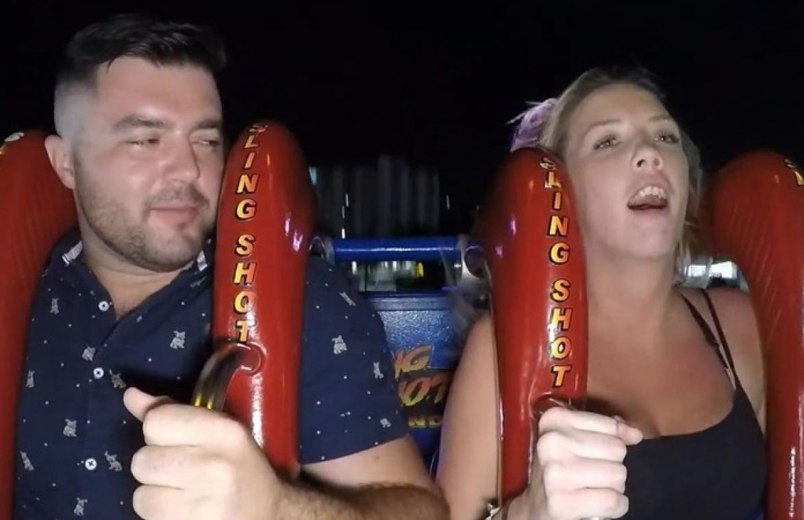 Vrouw krijgt wel héél leuk gevoel in attractie: "Je hebt er precies wel hard van genoten?" (video)