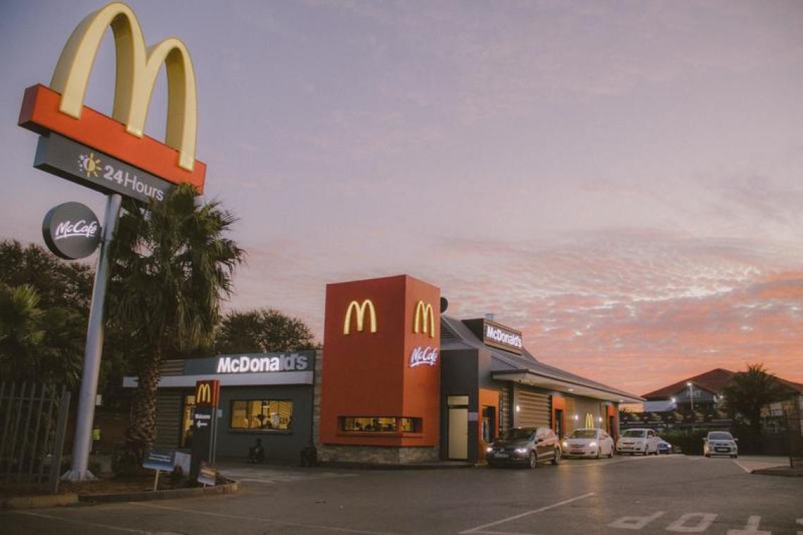 WTF. Vrouw gaat helemaal door het lint nadat ze geen saus krijgt aan drive-in McDonald's (video)