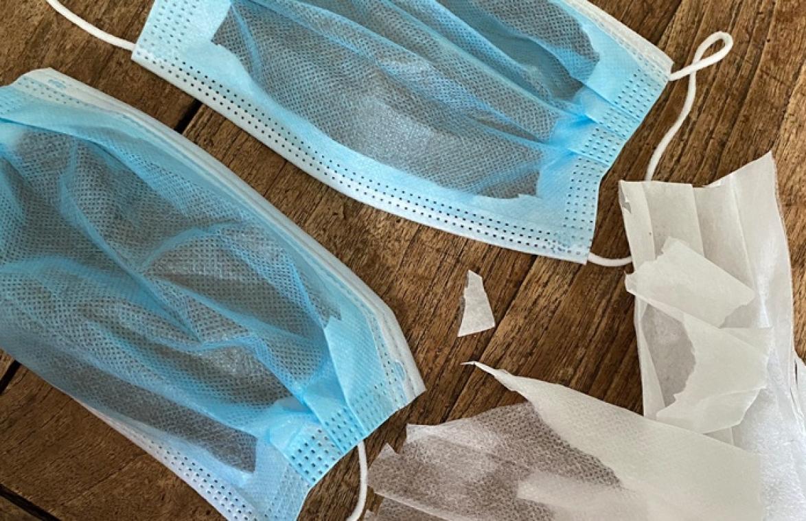 Ophef over vrouw die mondmasker onbruikbaar maakt: "Dit is spuwen in het gezicht van mensen"