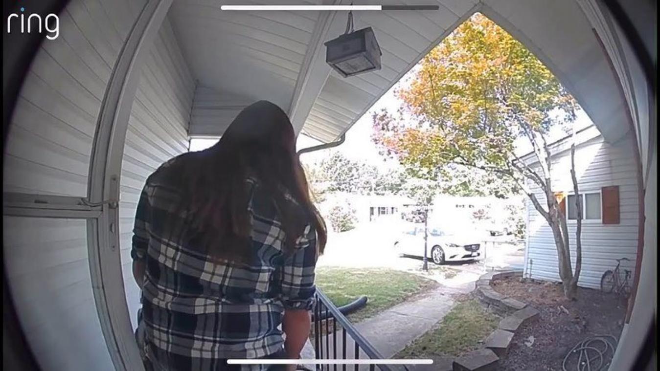 Onhandige mama redt baby terwijl ze op haar gezicht valt (video)