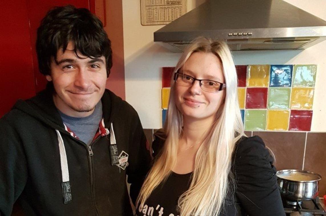 BIZAR. Moeder wordt plotseling wakker met syndroom van Gilles de la Tourette en scheldt haar twee kinderen nu voortdurend uit