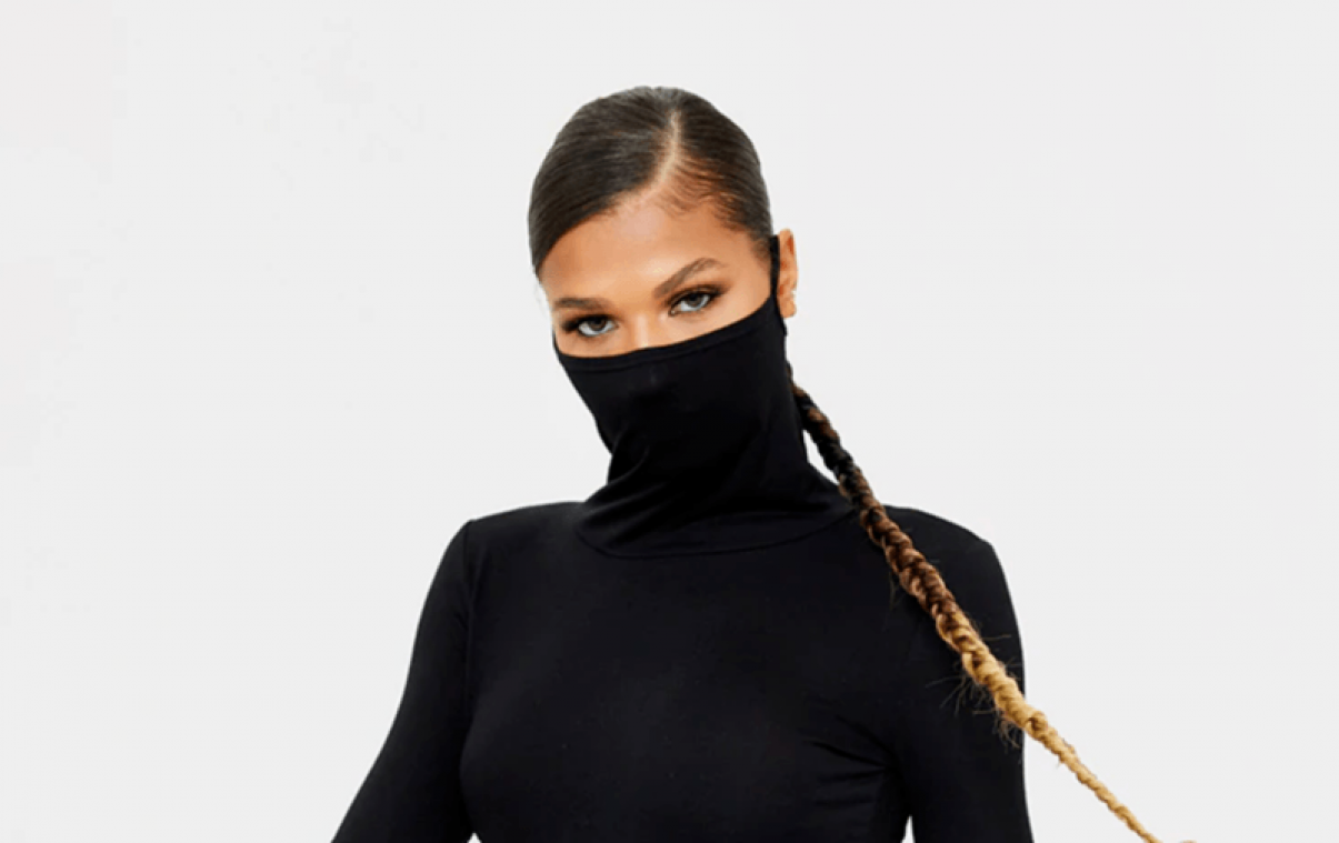 BIZAR. Deze jurk heeft een ingebouwd mondmasker