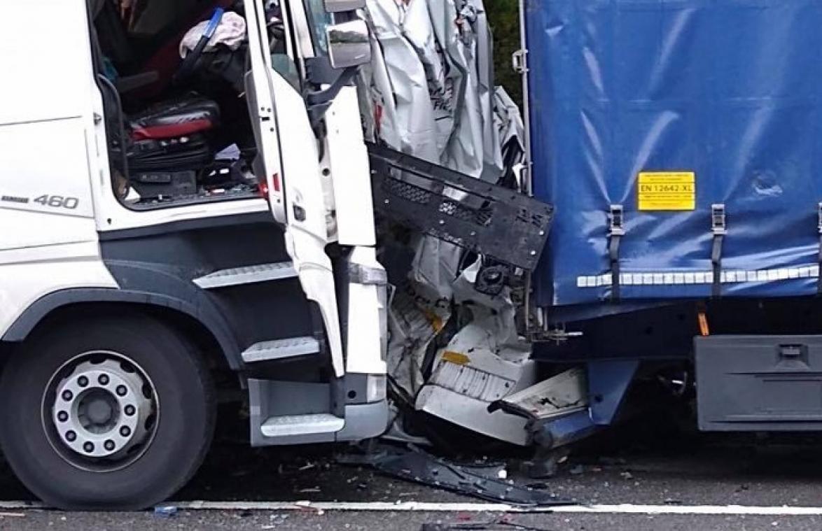 HALLUCINANT! Bestuurder slechts lichtgewond nadat zijn auto geplet raakt tussen twee vrachtwagens (foto)