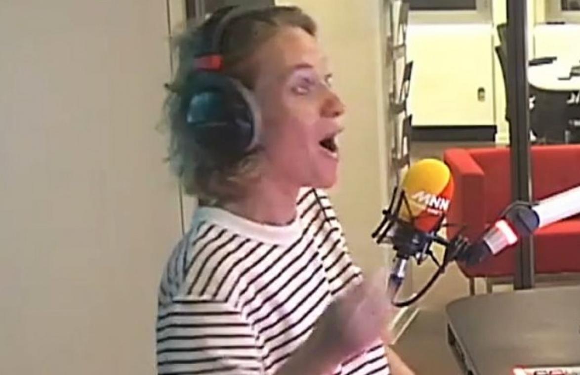 MNM-presentatrice in een deuk als luisteraar vertelt wat vriend tegen haar zegt in bed (video)