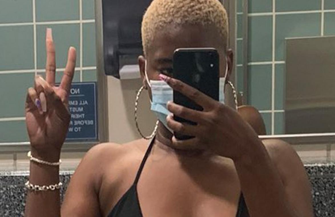 Vrouw mag vliegtuig niet op omdat haar borsten te duidelijk zichtbaar zijn (foto)