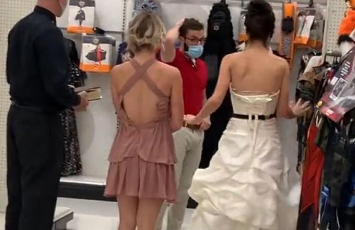 Vrouw in trouwjurk bestormt werk van verloofde: "We trouwen nu of nooit!" (video)