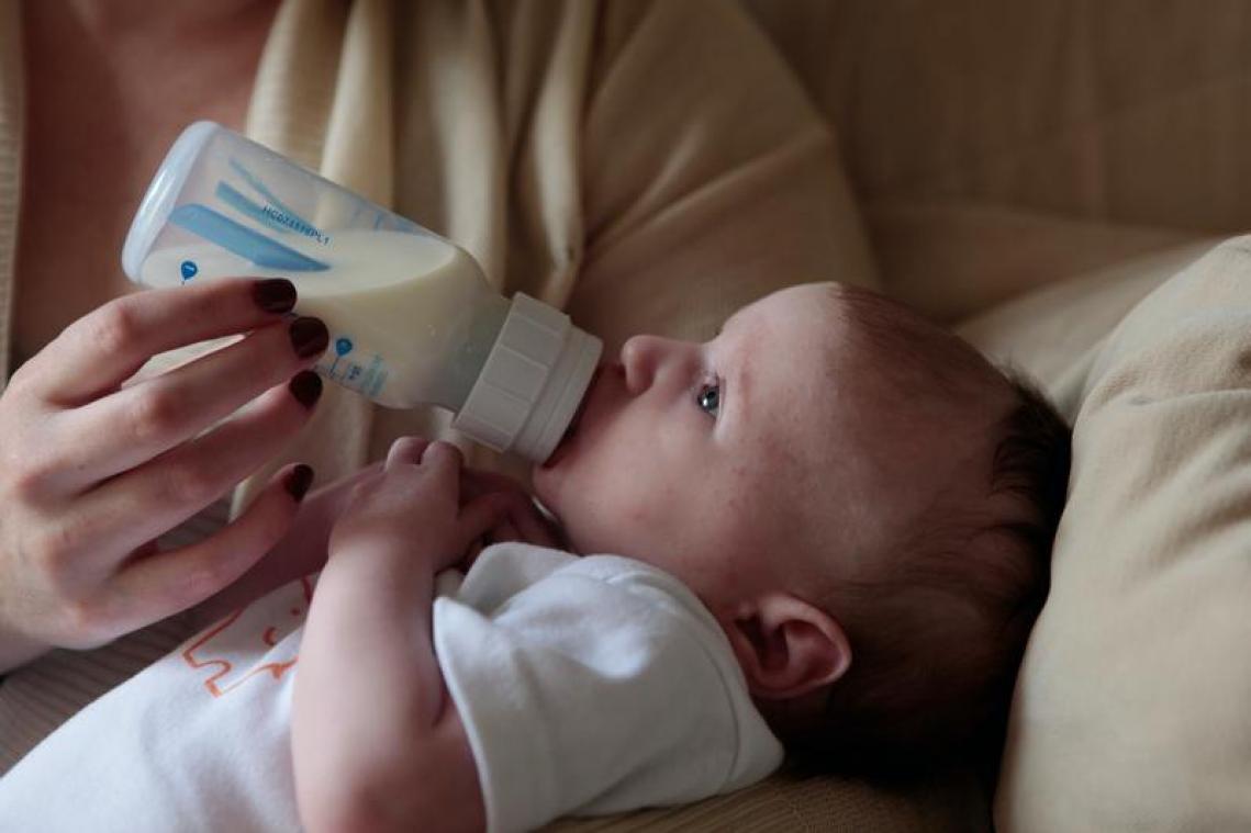 Baby's die flesvoeding krijgen, slikken miljoenen microplastics per dag