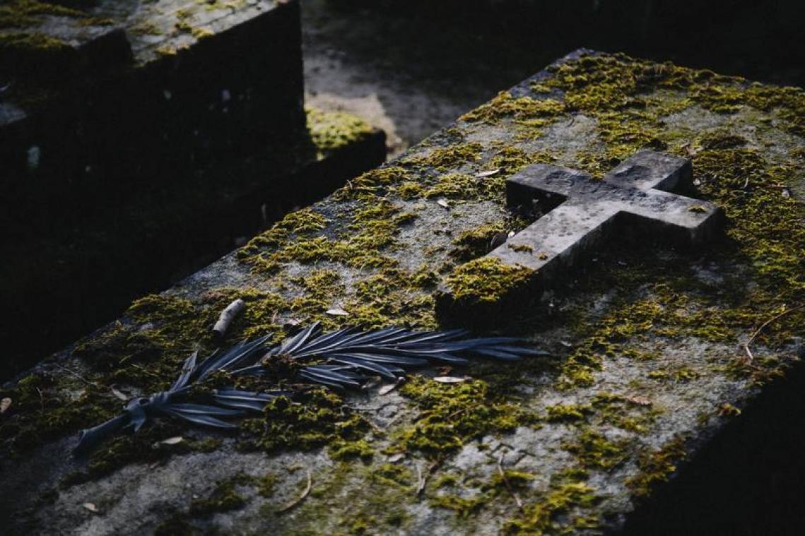 BIZAR. Opengebroken graven onthullen lugubere inhoud