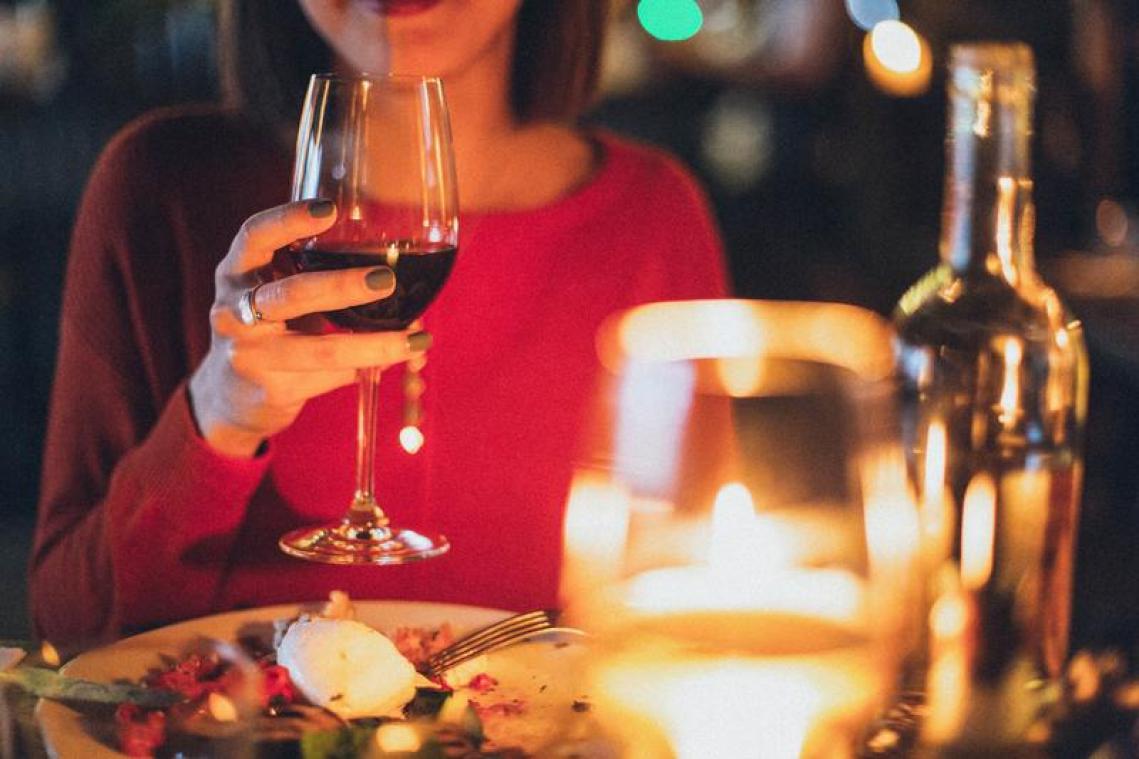Je eten smaakt slechter bij kaarslicht, zegt de wetenschap