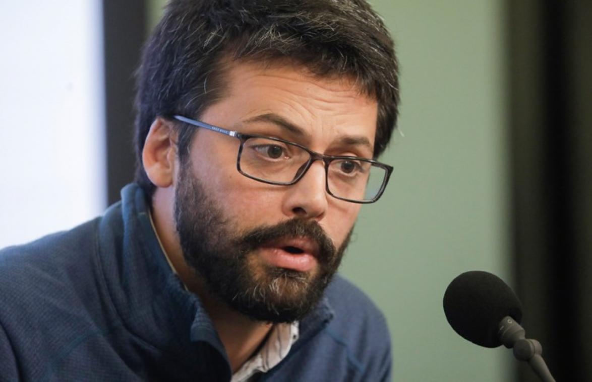 Microbioloog Emmanuel André vreest dat lockdown enige optie is: "We lopen recht op een muur af"