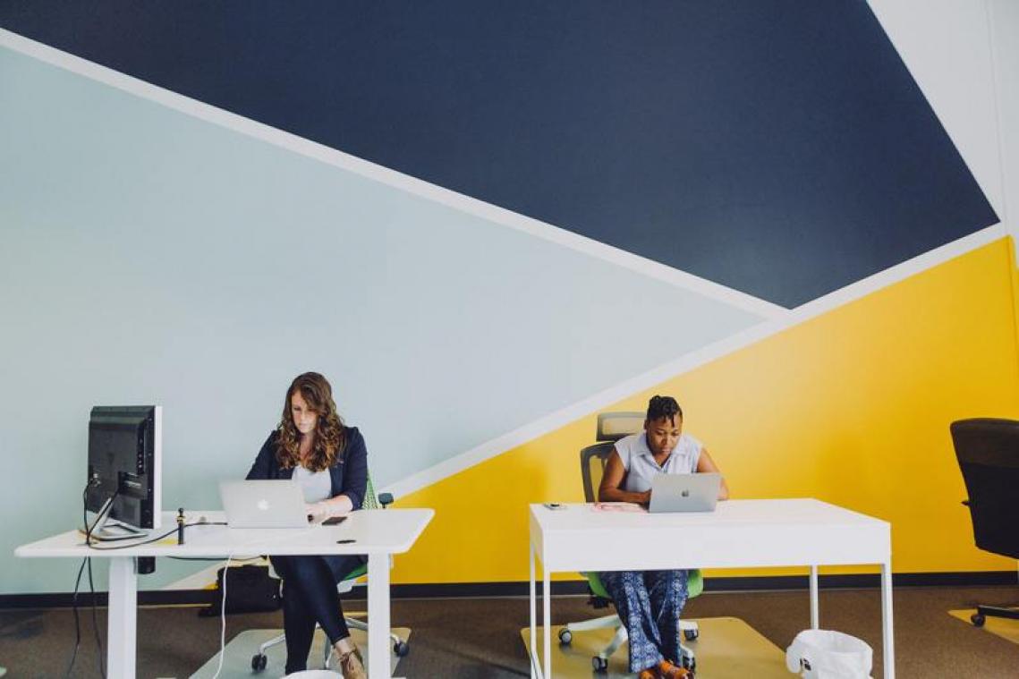 Drie oefeningen om je bilspieren te trainen van achter je bureau