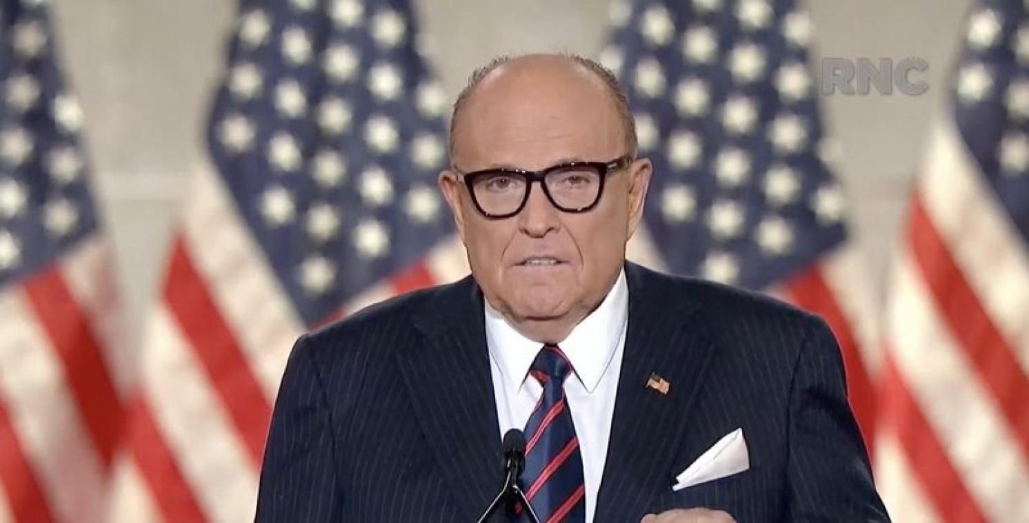 Nieuwe Borat-film brengt Trumps advocaat Rudy Giuliani in nauwe schoentjes (foto's)