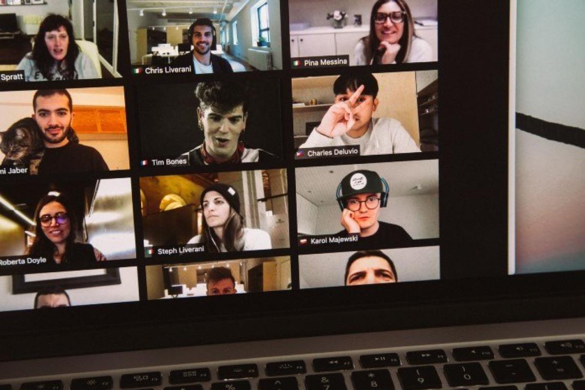 LIEF. Studenten zetten hun webcams aan om hun eenzame leerkrachten gezelschap te houden tijdens Zoom-lessen (video)
