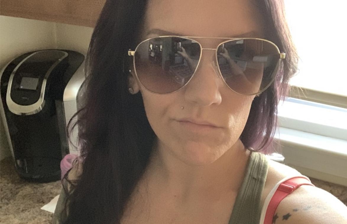 Vrouw neemt selfie en ziet achteraf iets heel akeligs in de reflectie van haar zonnebril (foto)
