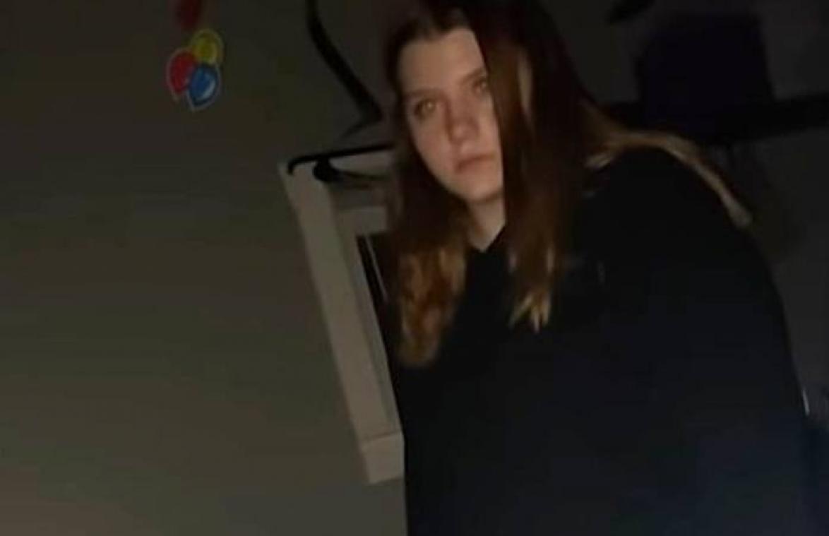 WTF! Meisje staart haar zus akelig aan tijdens het slaapwandelen (video)
