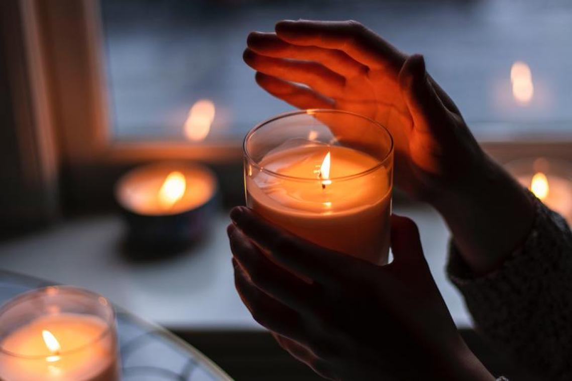 BIZAR. Deze geurkaars vat 2020 erg treffend samen