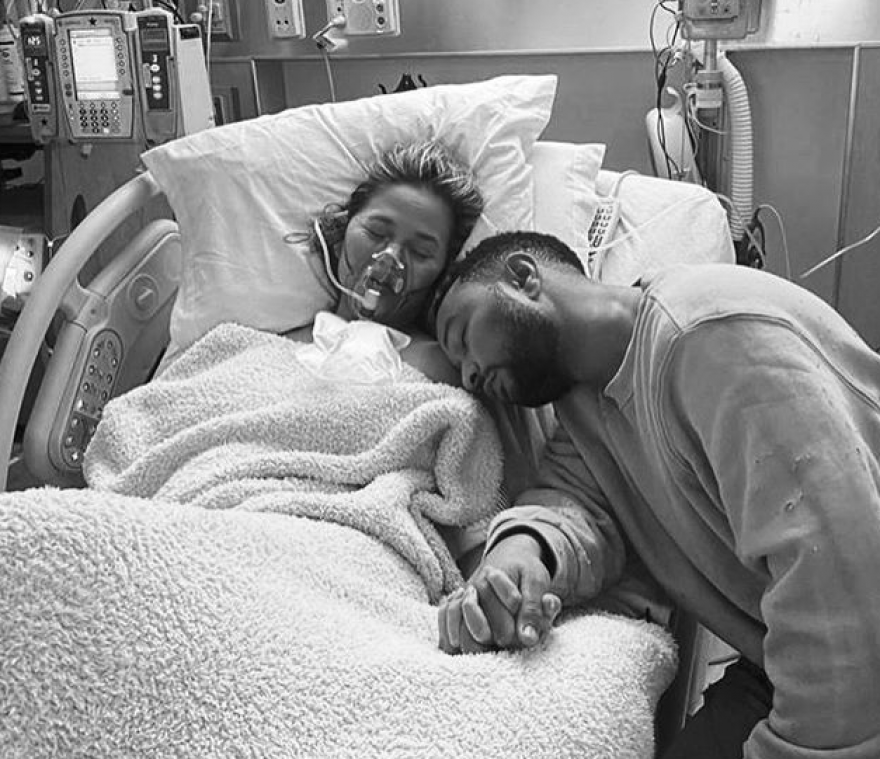 Chrissy Teigen verdedigt intieme foto's van miskraam: "Ik wist absoluut dat ik dit verhaal moest delen"