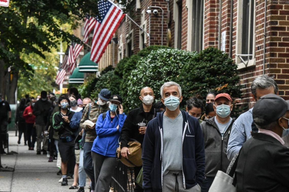 BIZAR. Amerikanen staan UREN in de rij om hun stem uit te brengen (foto's)