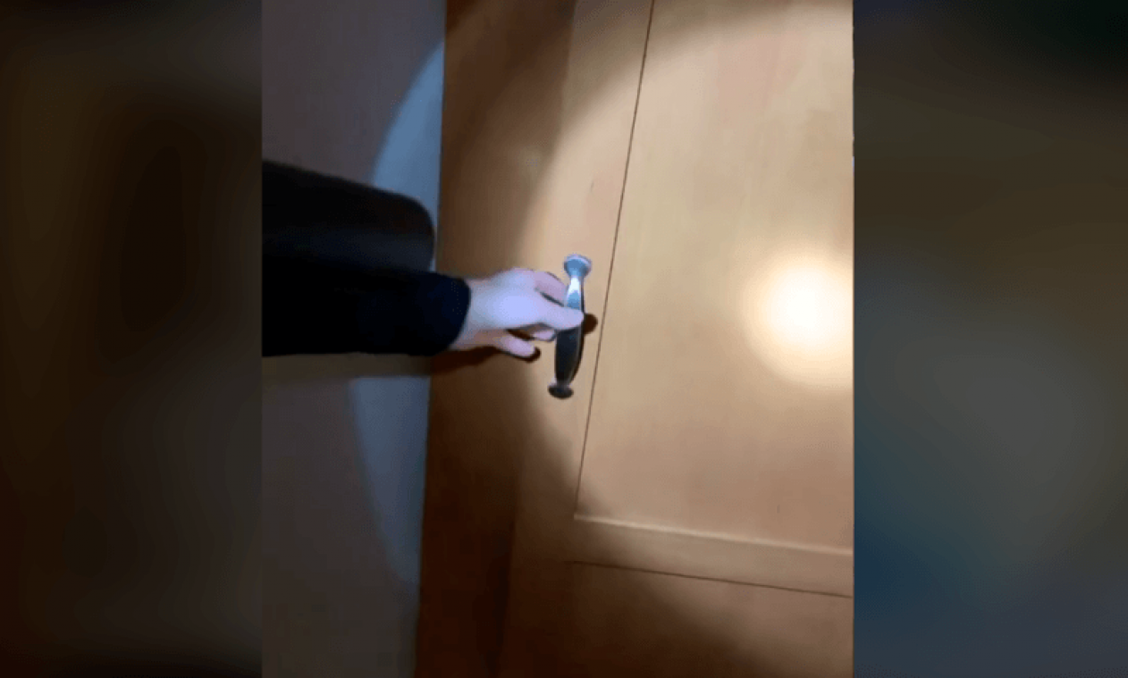 Vrouw ontdekt geheim kamertje in huis, maar wilde liever dat dat verborgen was gebleven (video)