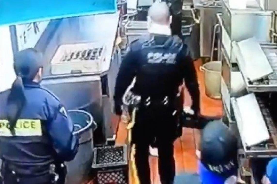 BIZAR. Tafelschuimster glipt weg via plafond van restaurant, maar dan gebeurt dit... (video)