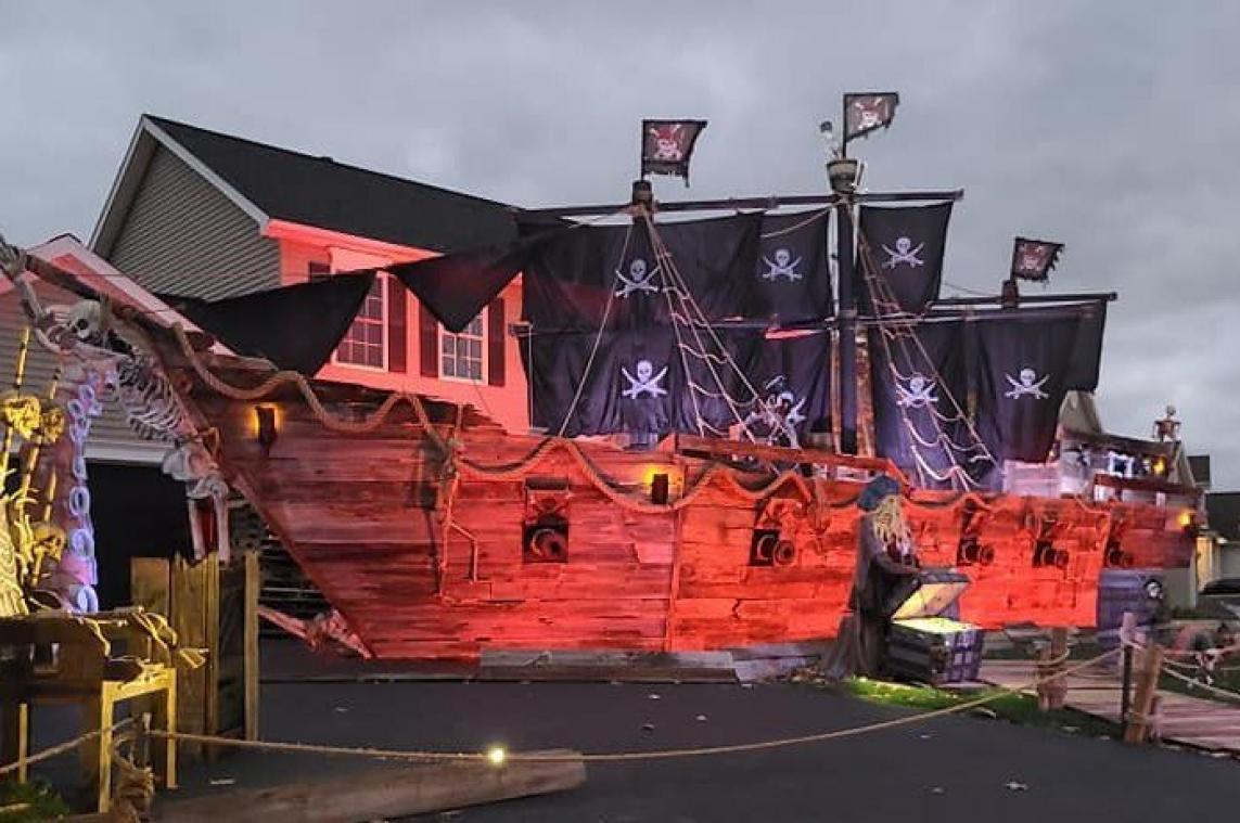 WOW. Vader bouwt levensgroot piratenschip als Halloweengeschenk voor dochter