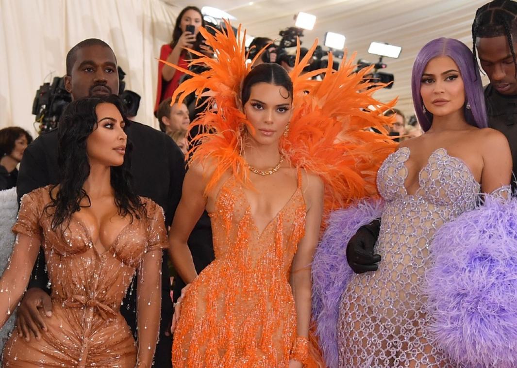 Kim Kardashian trekt zich kritiek niet aan en feest lustig verder
