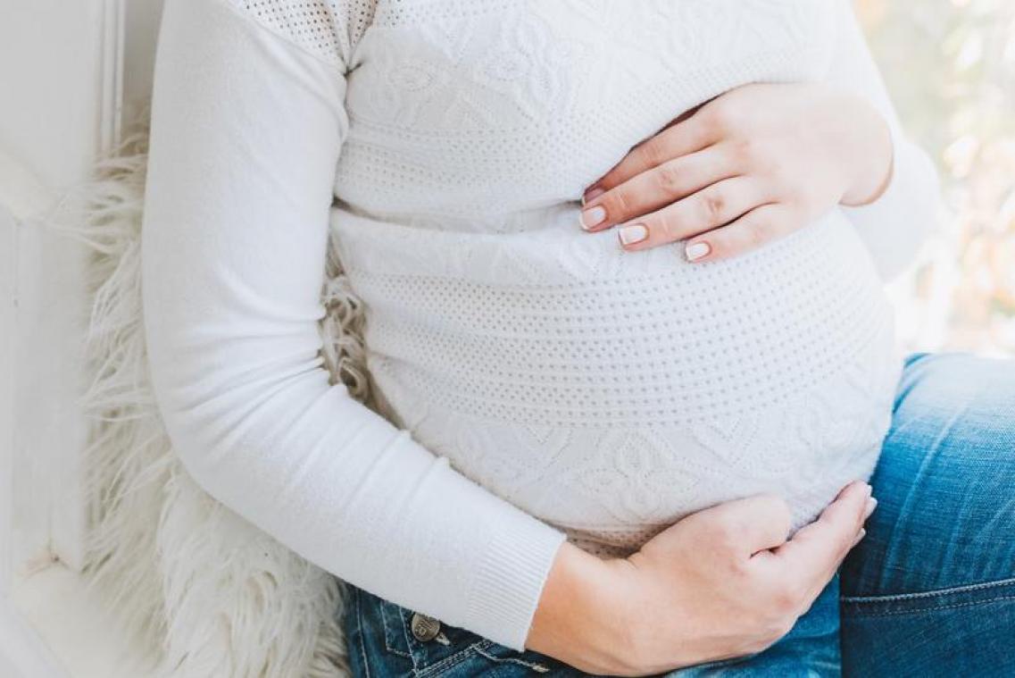 Man toont intieme beelden van vrouw en minnaar tijdens babyshower: "Niet mijn kind!" (video)