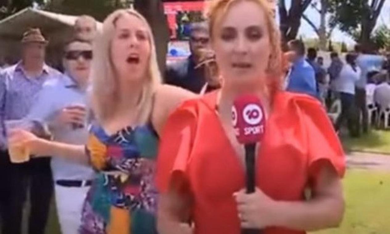 Ophef over dronken dame die verslaggeefster LIKT tijdens live-uitzending. En da's nog niet alles! (video)