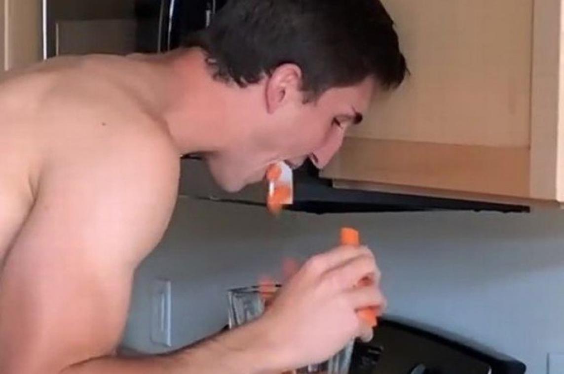 BIZAR. Man deelt DIT vies trucje om wortelen te snijden (video)