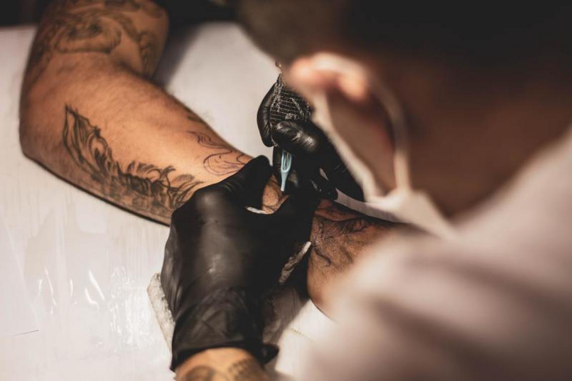 WTF. "Vieze" vader afgekraakt voor wansmakelijke tattoos van zijn kinderen (foto)