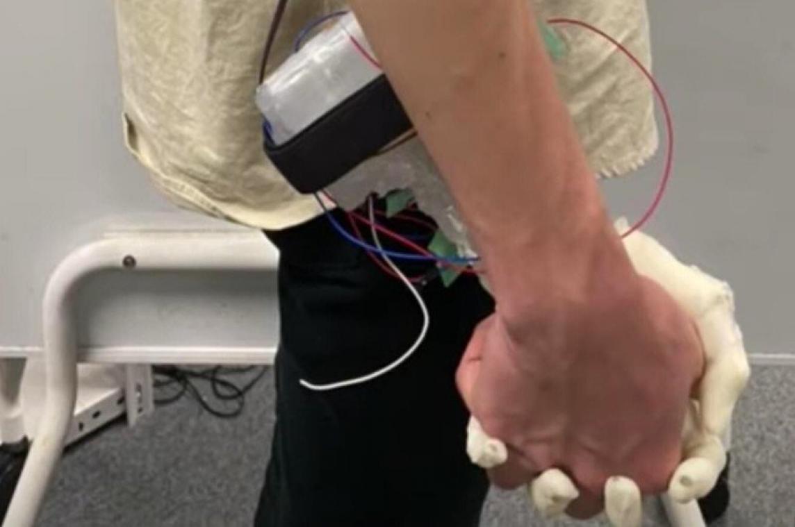 BIZAR. Met deze zweterige, mechanische hand wandel je nooit meer alleen (video)