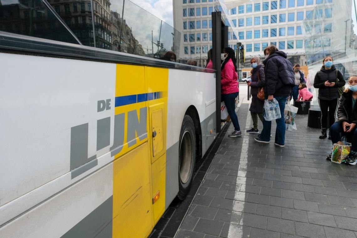 Controleurs De Lijn mogen vanaf nu boete uitschrijven aan wie mondmasker niet draagt