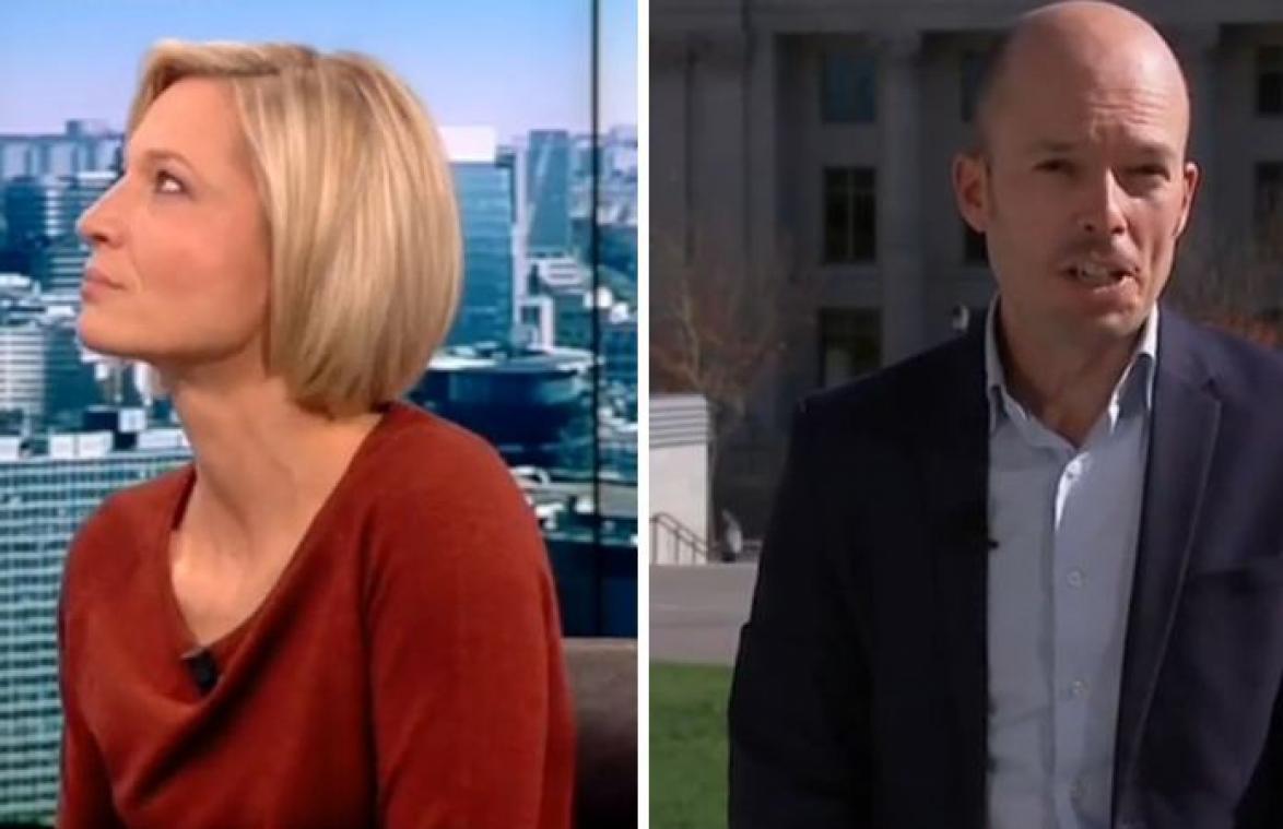 VRT-journalist vergeet naam van nieuwsanker Goedele Wachters. Haar reactie? HILARISCH! (video)