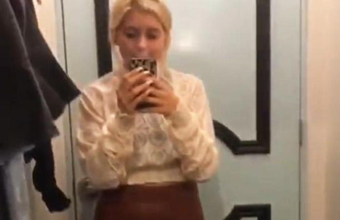 Vrouw betrapt man terwijl hij haar stiekem filmt in pashokje (video)