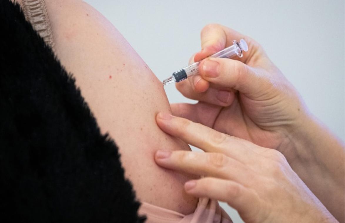 Man geeft toe dat hij coronavaccinatie gaat faken: "Ik heb al drie dokters gevonden die dat tegen betaling willen doen"