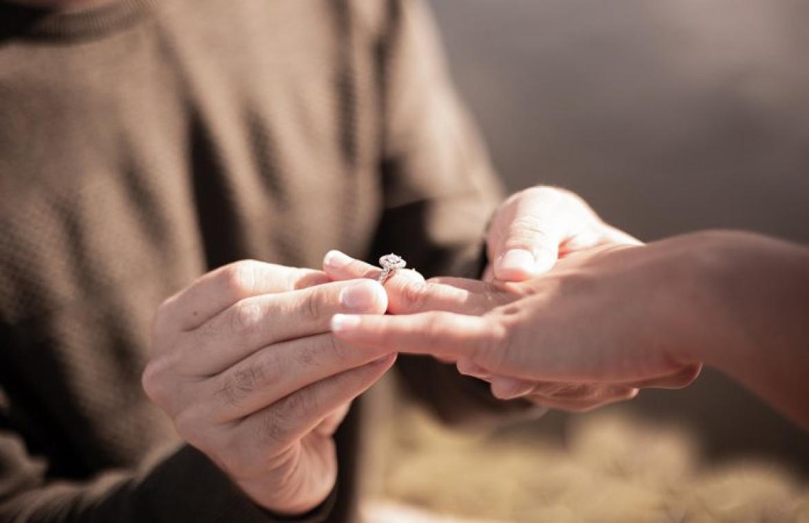 Vrouw vindt verlovingsring LELIJK: "Hoe zeg ik hem dat hij een andere moet kopen?" (foto)