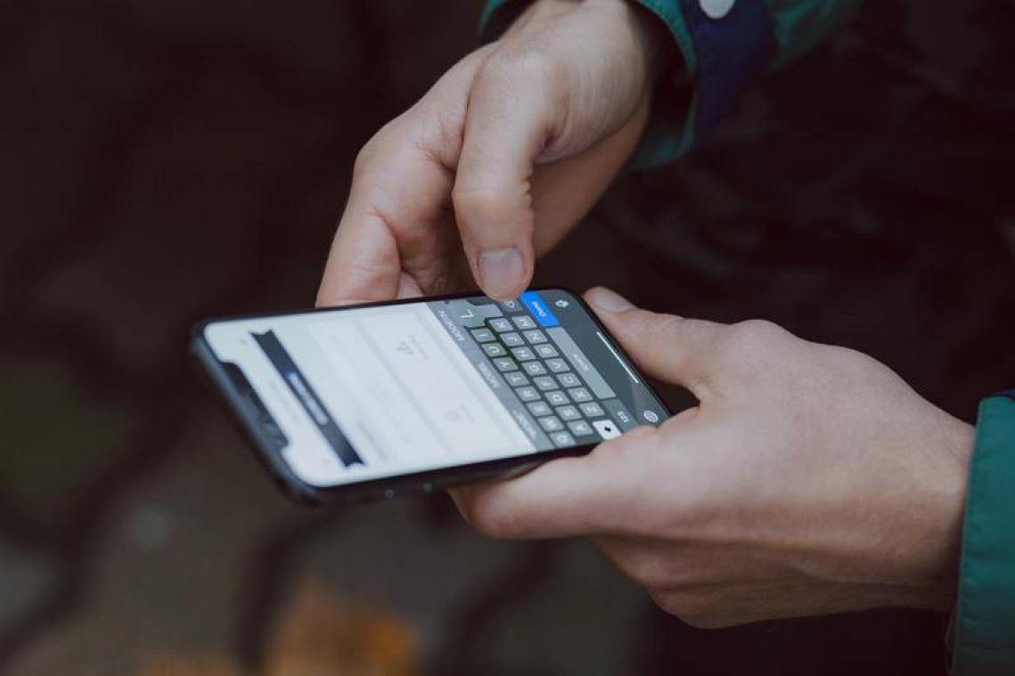 BAH. Nieuwe TikTok-trend toont hoe vies je smartphone is