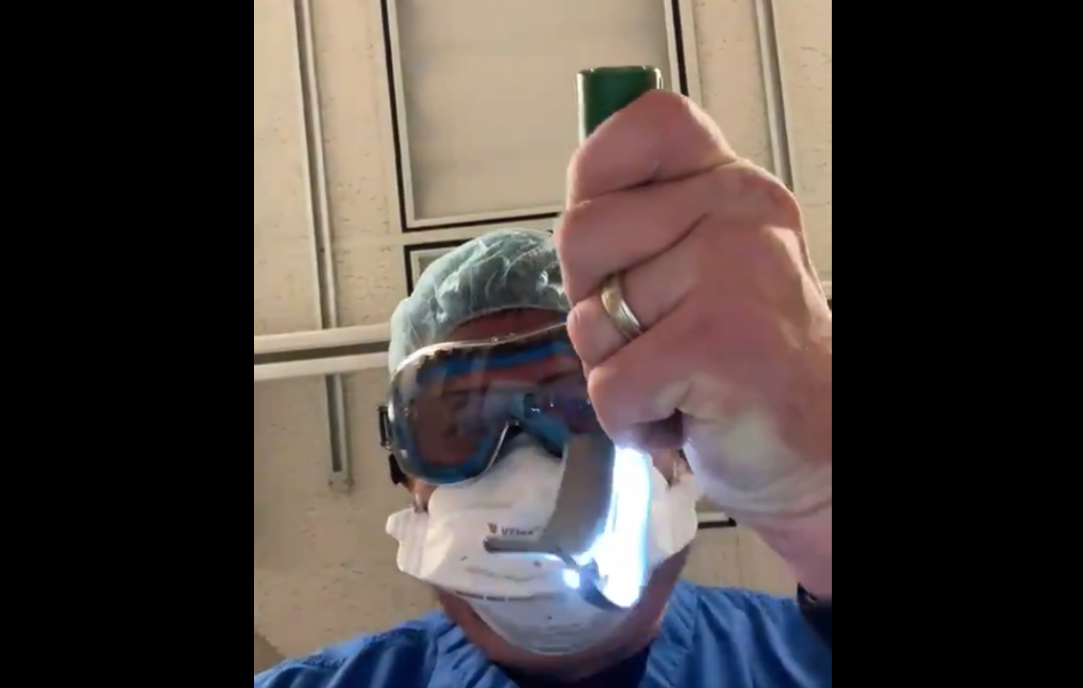 Dokter bootst afschuwelijke eindstrijd corona na: "Hoop dat je laatste momenten er niet zo uitzien (video)