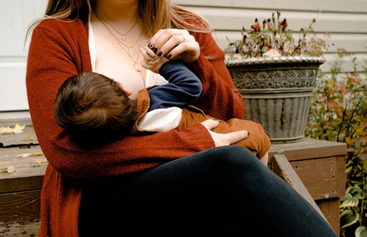 Vrouw woedend nadat schoonvader deze ONGEPASTE opmerking over haar borsten maakt