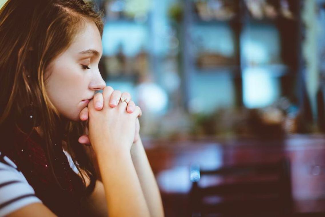 BIZAR. Britse vrouw leeft voortdurend in angst: "Ik krijg een paniekaanval als ik iemand hoor ademen"