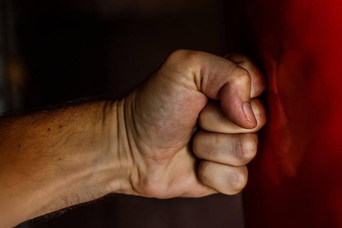 BIZAR. Burenruzie loopt volledig uit de hand: "Hij sleurde zijn buurvrouw van de trap"