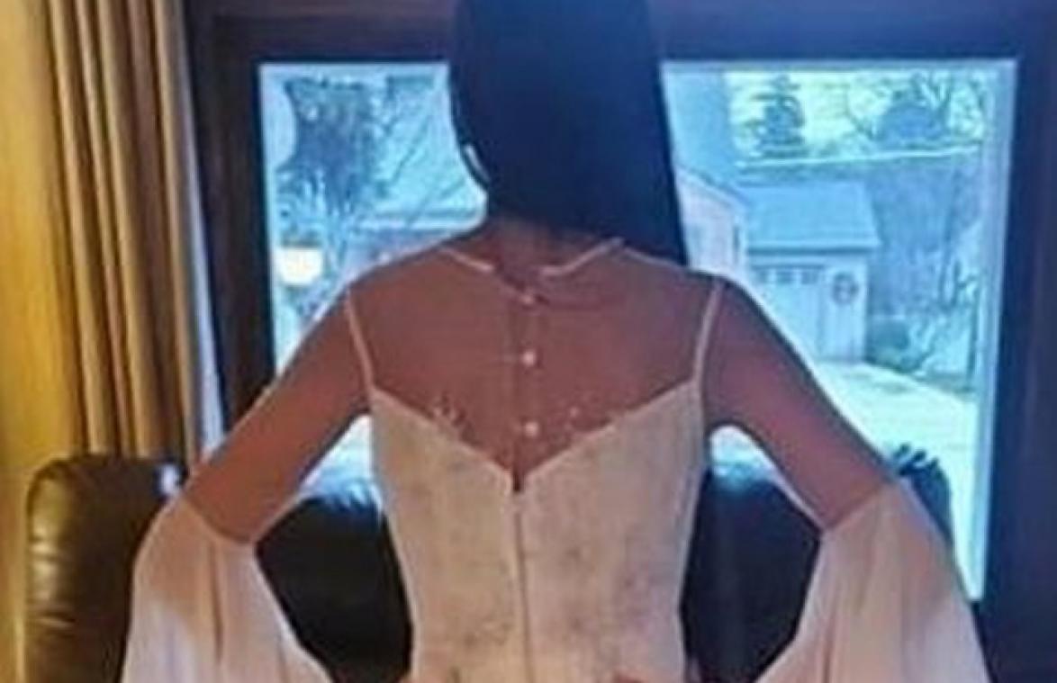 Vrouw koopt trouwjurk van haar dromen voor slechts 16 euro (foto)