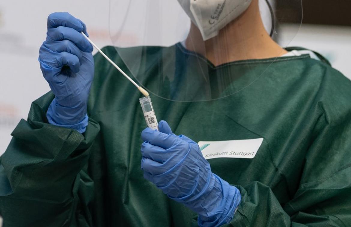 Hoe lang blijf je veilig in één ruimte met besmet persoon? Risico groter dan gedacht