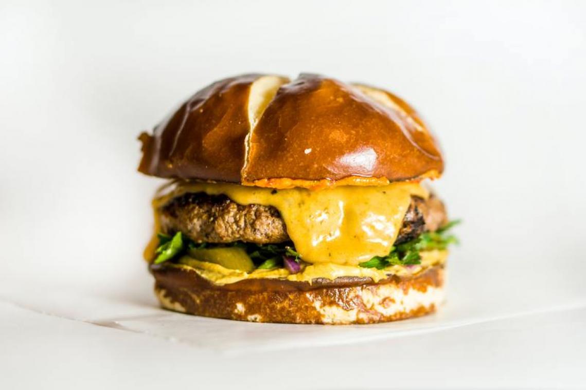 BIZAR. Deze jas houdt je hamburgers warm