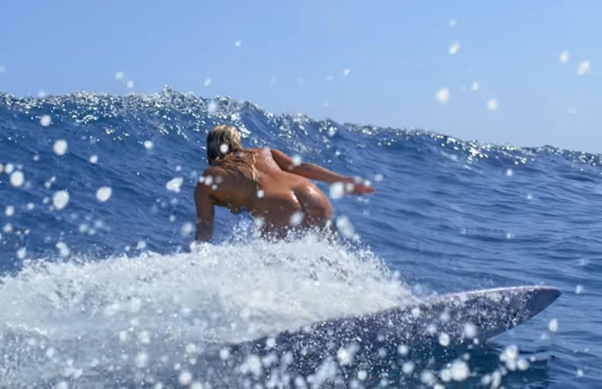 Professionele surfster trotseert grootste golven ter wereld in haar blootje (video)
