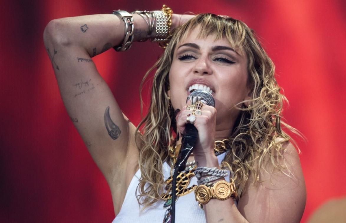 Miley Cyrus halfnaakt op cover van Rolling Stone: "Ik geef kranten tenminste iets om over te schrijven" (foto)